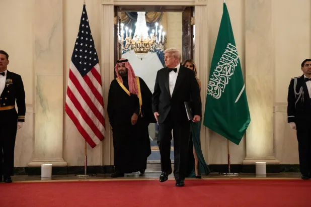 ولي العهد وترمب يستعدان للدخول إلى حفل عشاء في البيت الأبيض (إ.ب.أ)