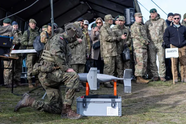 جندي يجهّز طائرة اعتراض دون طيار لنظام MEROPS الأميركي المضاد للطائرات دون طيار أثناء الاختبارات بساحة التدريب العسكرية المشتركة بين رومانيا وبولندا وأميركا بجنوب شرقي بولندا 18 نوفمبر 2025 (أ.ف.ب)