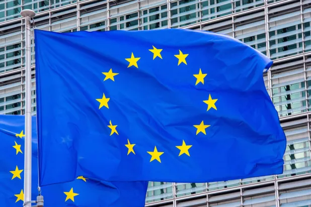 عَلم الاتحاد الأوروبي على مقره في بروكسل (د.ب.أ)