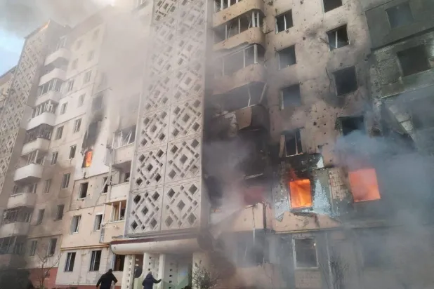 Residents walk in front of an apartment building which was damaged during a morning Russian missile strike, amid Russia's attack on Ukraine, in Ternopil, Ukraine November 19, 2025. Ukraine's President Volodymyr Zelenskiy via Telegram/Handout via REUTERS 