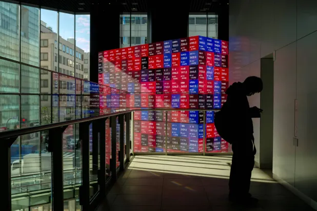 شاشة تعرض حركة الأسهم في مقر البورصة بالعاصمة اليابانية طوكيو (أ.ف.ب)