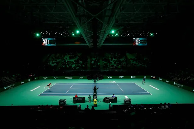 من إحدى مباريات النهائي في «كأس ديفيز»... (رويترز)