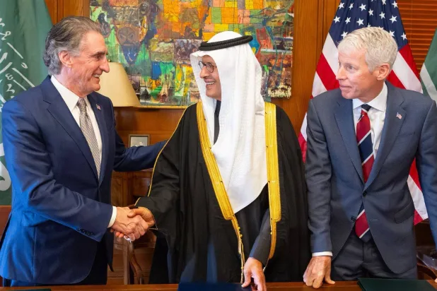 عبد العزيز بن سلمان يصافح وزير الداخلية الأميركي بعد توقيع الاتفاق وإلى جانبه نظيره الأميركي كريس رايت (إكس)