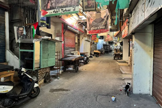 متاجر مغلقة بمخيم «عين الحلوة» للاجئين الفلسطينيين بصيدا الجنوبية في لبنان (رويترز)