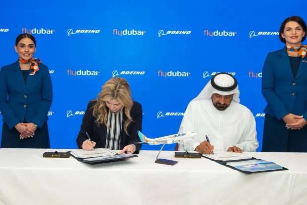 الشيخ أحمد بن سعيد رئيس مجموعة «طيران الإمارات» وستيفاني بوب الرئيسية التنفيذية لشركة «بوينغ» للطائرات التجارية (الشرق الأوسط)