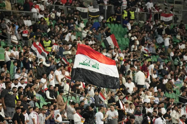 جماهير العراق احتفلت بتأهل بلادها إلى الملحق العالمي (إ.ب.أ)