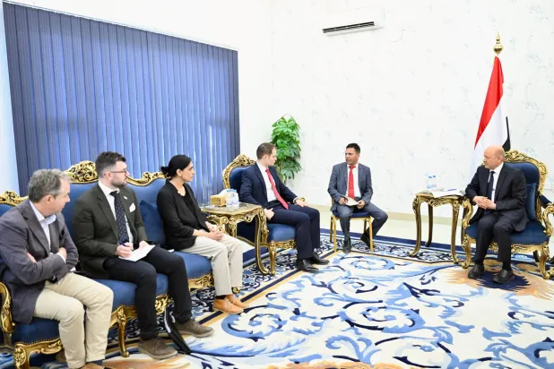 الرئيس رشاد العليمي يستقبل الوزير البريطاني في عدن (سبأ)