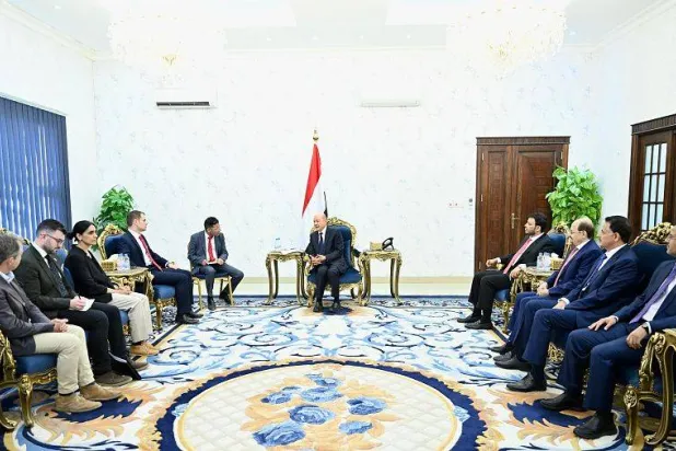 جانب من لقاء العليمي في عدن بوزير الدولة البريطاني (سبأ)