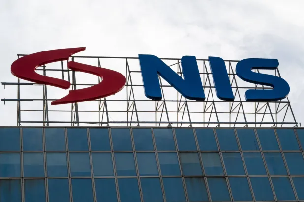 شعار شركة صناعة النفط الصربية في بلغراد (أ.ف.ب)