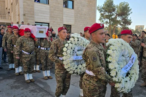 من مراسم تشييع الرقيب أول بلال البرادعي والعريف علي حيدر في بعلبك شرق لبنان (المركزية)