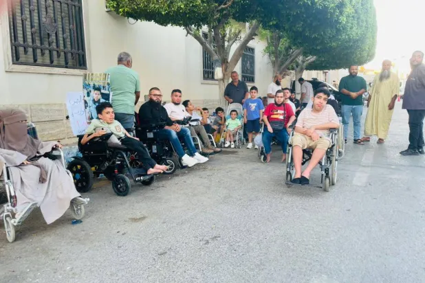 مرضى ضمور العضلات على كراسيهم المتحركة في مظاهرة أمام مقر الحكومة بطرابلس (الصفحة الرسمية لرابطتهم)