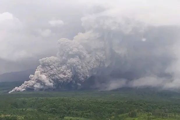 بركان جبل سيميرو ينفث الرماد البركاني أثناء ثورانه في شرق جاوة الإندونيسية (إ.ب.أ)
