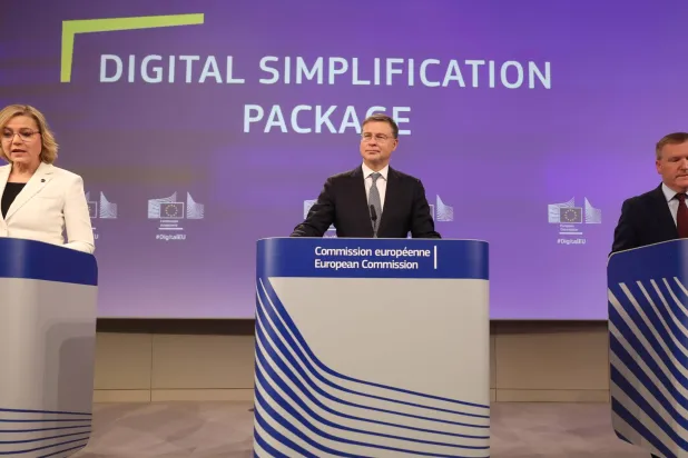 قادة الاتحاد الأوروبي خلال إعلان القواعد الرقمية الجديدة يوم الأربعاء في بروكسل (إ.ب.أ)