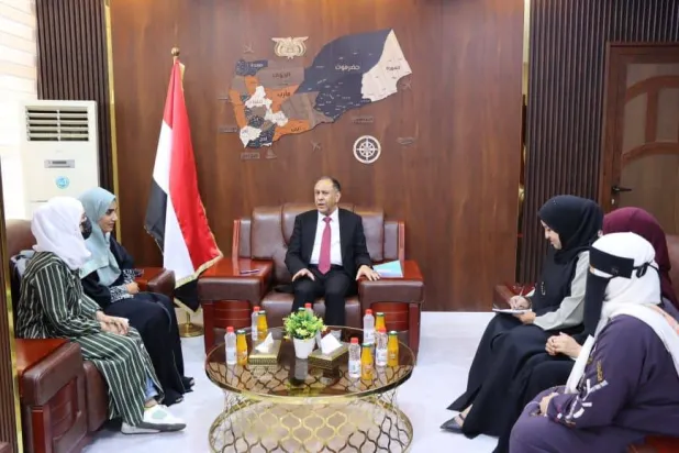 وزير الصناعة والتجارة اليمني في لقاء مع لجنة تنسيق القمة النسوية (إعلام حكومي)