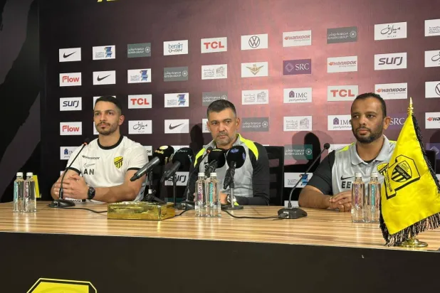 كونسيساو في المؤتمر الصحافي لمباراة الاتحاد والرياض (الشرق الأوسط)