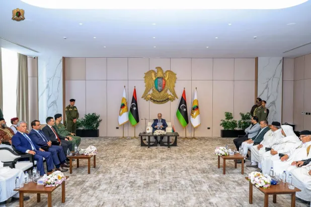 حفتر خلال لقاء مع أعيان ومشايخ الجبل الغربي (الجيش الوطني)