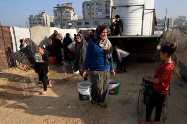 Palestinians gather to collect water, amid a ceasefire between Israel and Hamas, in Gaza City, November 19, 2025. REUTERS/Dawoud Abu Alkas 