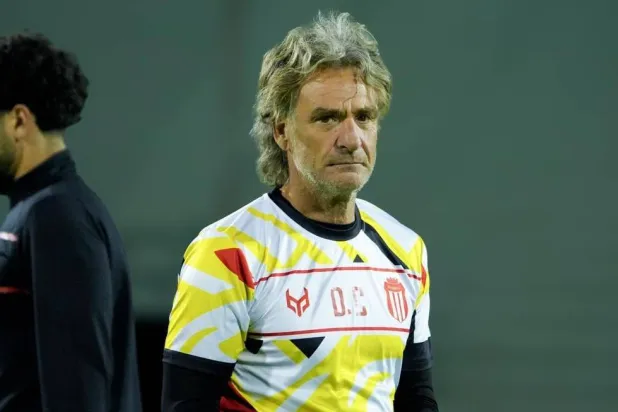 كارينيو خلال إشرافه على تدريبات الرياض الأخيرة (موقع النادي)