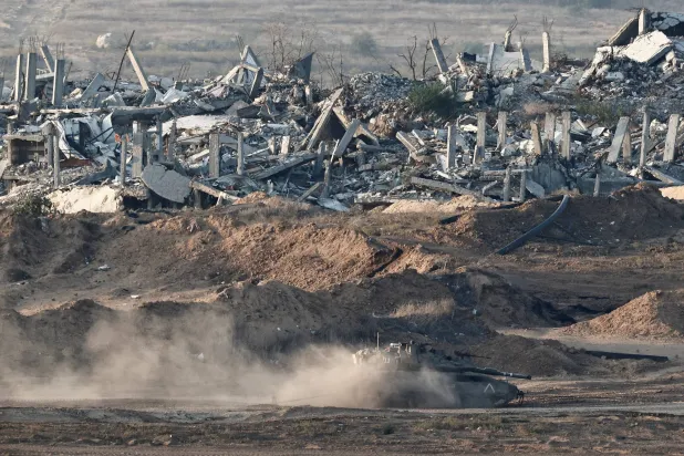 دبابة إسرائيلية في قطاع غزة (رويترز)