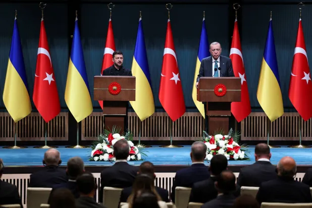 الرئيسان التركي رجب طيب إردوغان والأوكراني فولوديمير زيلينسكي خلال مؤتمر صحافي في أنقرة في 19 نوفمبر (رويترز)
