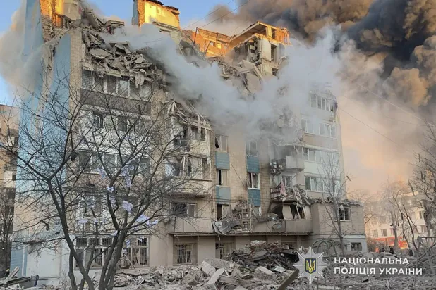 خلال عمل رجال إنقاذ أوكرانيين في موقع غارة روسية على مبنى سكني في تيرنوبل بغرب أوكرانيا 19 نوفمبر 2025 (إ.ب.أ)