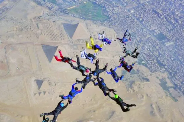 القفز بالمظلات في مصر تجربة مثيرة لمشاهدة التاريخ من أعلى