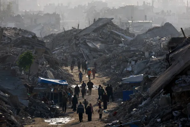  Palestinians walk among piles of rubble, amid a ceasefire between Israel and Hamas, in the northern Gaza Strip November 19, 2025. (Reuters)