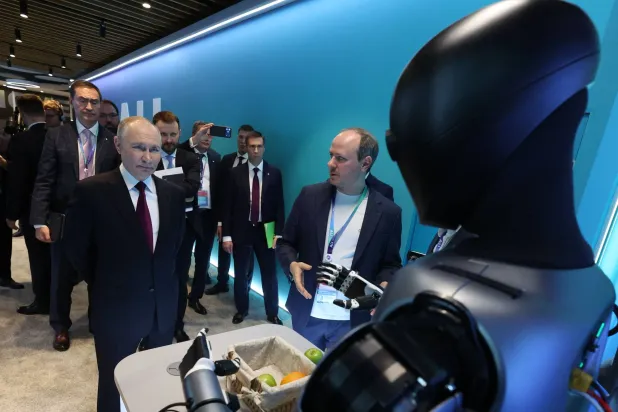  In this pool photograph distributed by the Russian state agency Sputnik, Russia's President Vladimir Putin visits an exhibition of the AI Journey international AI (Artificial intelligence) conference in Moscow on November 19, 2025. (Vyacheslav Prokofyev/ Pool / AFP) 