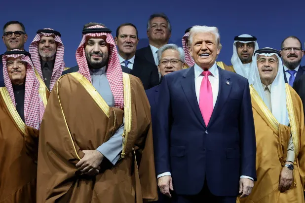 الأمير محمد بن سلمان والرئيس دونالد ترمب خلال حضورهما منتدى الاستثمار الأميركي - السعودي في واشنطن الأربعاء (رويترز)