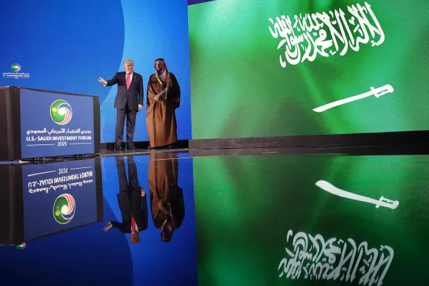 خلال وصول ولي العهد والرئيس الأميركي إلى منتدى الاستثمار الأميركي - السعودي في مركز كيندي (أ.ف.ب)