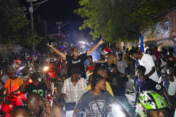 الآلاف نزلوا إلى الشوارع ابتهاجاً بالإنجاز (إ.ب.أ)