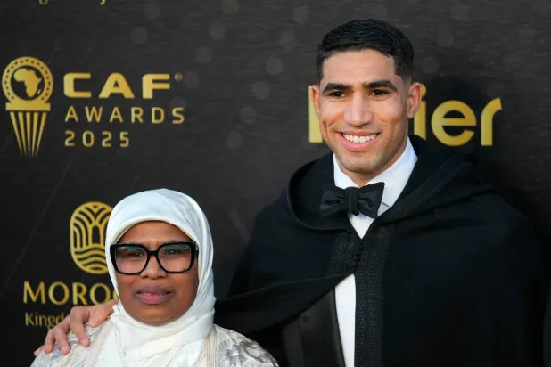 حكيمي ووالدته خلال حضورهما الحفل (أ.ب)