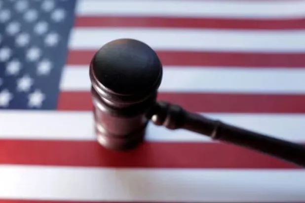 القاضية قالت إن الإلغاء المفاجئ لوضع الحماية المؤقت للسوريين من المرجح أنه غير قانوني (أرشيفية - رويترز) 