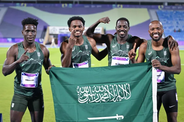 فريق التتابع السعودي محتفلاً بالإنجاز (الشرق الأوسط)