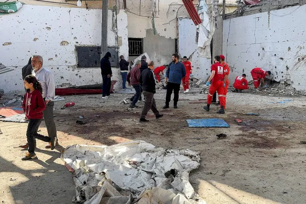 مسعفون حاضرون في موقع استهداف إسرائيلي ليل الثلاثاء في مخيم عين الحلوة للاجئين الفلسطينيين في صيدا (رويترز)