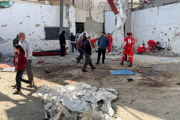 İsrail'in Lübnan'ın güneyindeki Sayda kentinde bulunan Ayn el-Hilva Filistin Mülteci Kampı'na düzenlediği saldırıdan sonra olay yerine intikal eden sağlık görevlileri (Reuters)