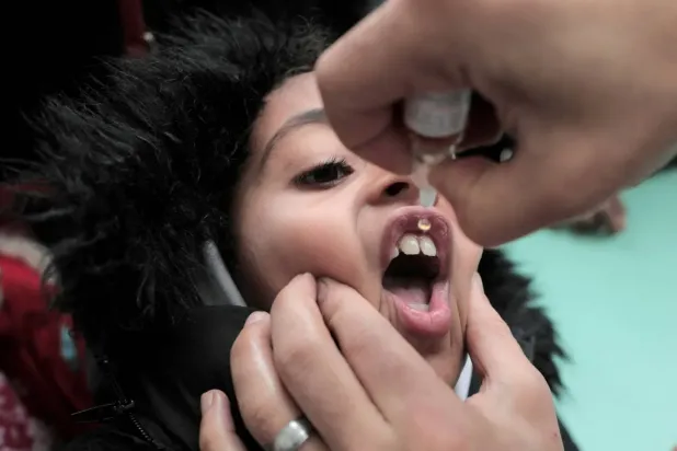 Şubat ayı sonunda Gazze'de ateşkes sırasında çocuk felci aşısı olan bir Filistinli çocuk (Reuters)