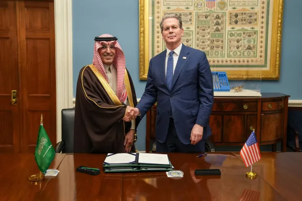 بيسنت والجدعان يتصافحان بعد التوقيع على اتفاقيات التعاون (إكس)