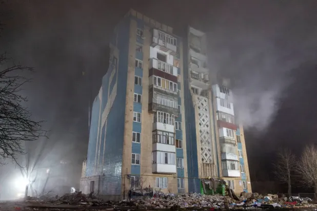 Rusya'nın Ukrayna'nın Ternopil kentindeki bir binayı füzeyle vurmasının ardından yükselen dumanlar (Reuters)