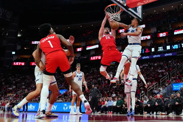 ألبيرين شنغون يسجل لفريقه (أ.ب)