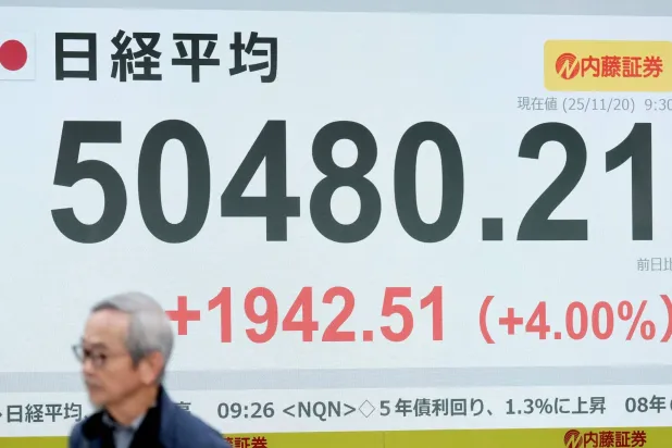 لوحة تعرض حركة الأسهم في وسط العاصمة اليابانية طوكيو (أ.ف.ب)