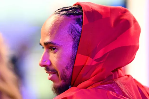 هاميلتون ينفي وجود خلافات في فيراري بعد انتقادات إلكان