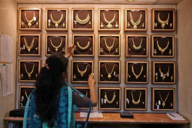 بائعة في صالة مجوهرات ذهبية في مومباي الهند (رويترز)