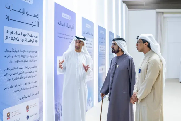 الشيخان محمد بن راشد ومنصور بن زايد يستمعان لحديث وزير التجارة الخارجية ثاني الزيودي (وام)