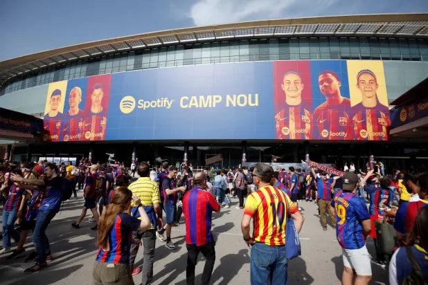 يعود فريق برشلونة للعب على ملعبه «كامب نو» بعد فترة طويلة من الغياب (رويترز)