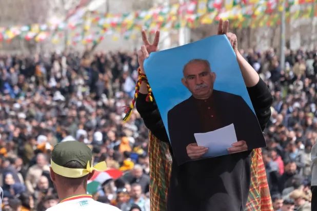 إردوغان يعقد اجتماعاً حزبياً مفاجئاً لمناقشة إرسال وفد برلماني للقاء أوجلان