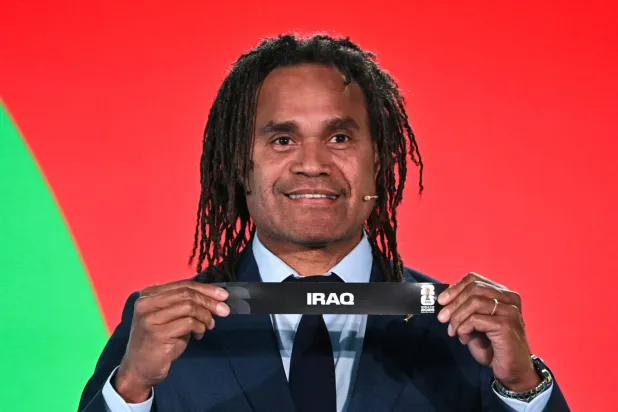 لحظة سحب بطاقة العراق في «الملحق العالمي» المؤهل إلى «كأس العالم 2026»... (أ.ف.ب)