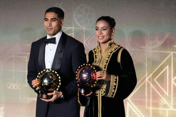 أشرف حكيمي لحظة التتويج بالجائزة (أ.ب)