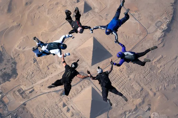 مصر تُروّج لمعالمها السياحية بمهرجان «القفز بالمظلات»