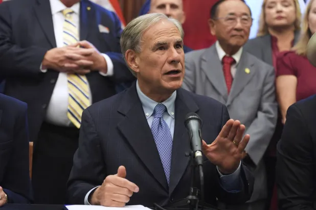 حاكم تكساس غريغ أبوت في مؤتمر صحافي 22 أغسطس 2025 (أ.ب)